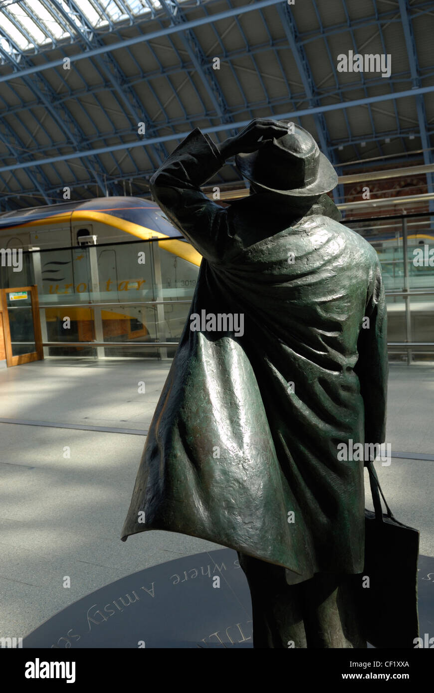 Une statue du poète John Betjeman par Martin Jennings à St Pancras International, avec un train Eurostar en arrière-plan. Banque D'Images