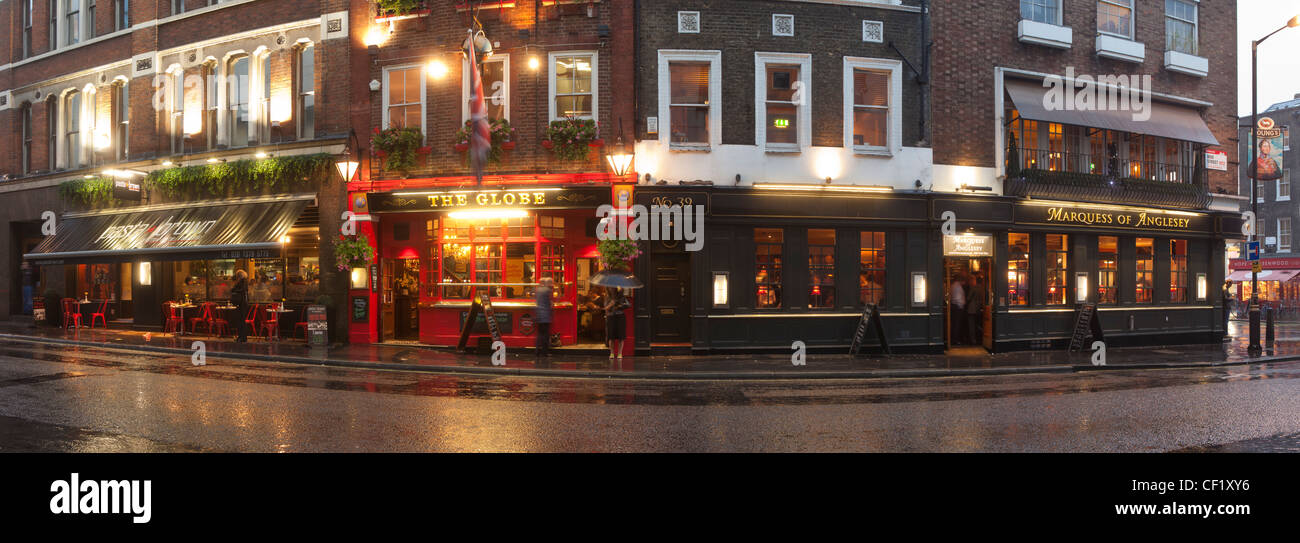 Une vue panoramique de la planète pub près de Covent Garden par temps humide Banque D'Images