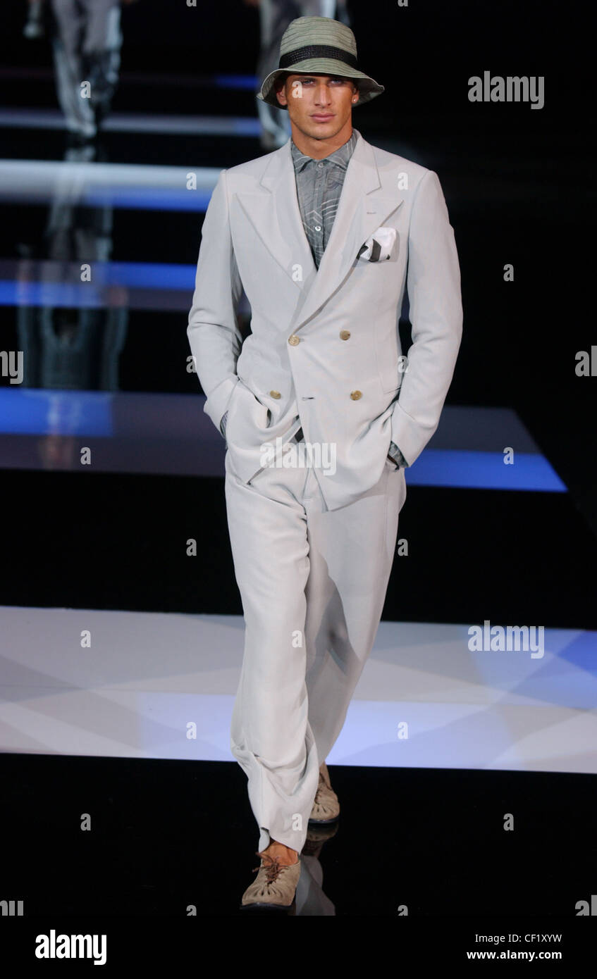 Giorgio Armani Prêt-à-porter de vêtements Printemps Été Model wearing grey  hat bande noir, gris, gris clair chemise satin veste Photo Stock - Alamy