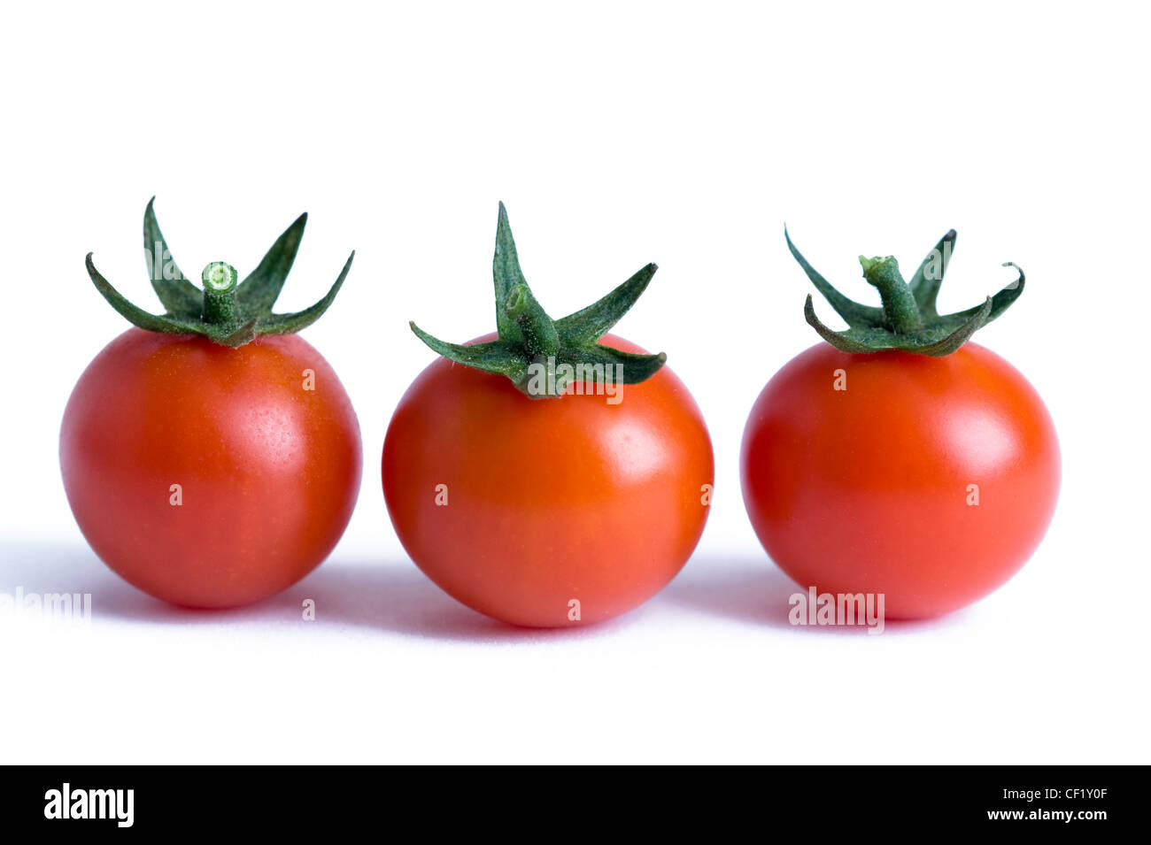 Trois tomates cerise isolé sur fond blanc Banque D'Images