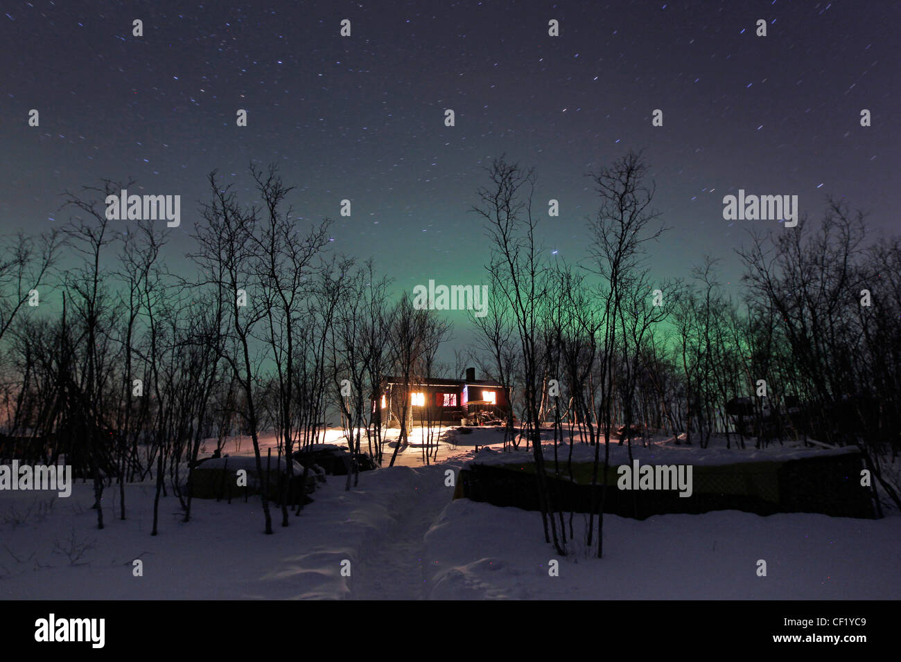 Northern Lights ou Aurora Borealis créer un Spooky Halloween verte sur une maison à Abisko, la Suède dans le cercle arctique Banque D'Images