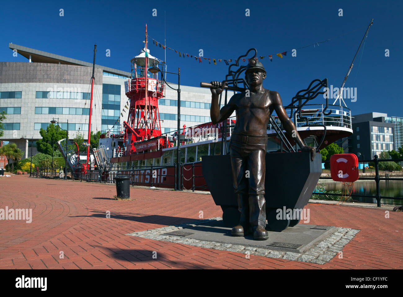 Statue en bronze d'un mineur de charbon par le lightship Helwick LV14 dans la baie de Cardiff. Le bateau a été restauré en 1993 et agit maintenant comme un Banque D'Images