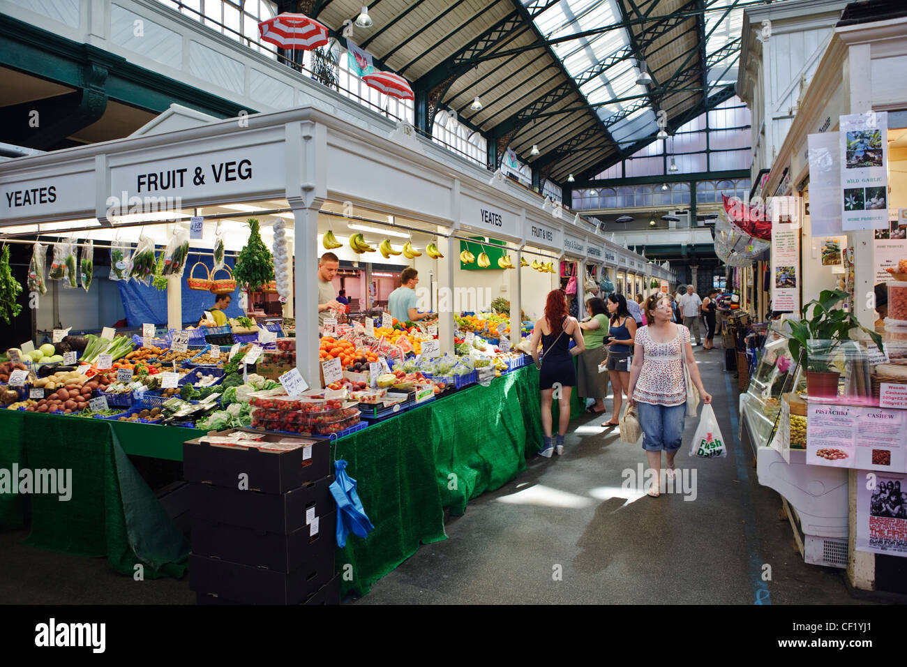 Les gens à Cardiff shopping marché couvert, un marché traditionnel à l'intérieur d'un bâtiment du marché victorien construit en 1891. Banque D'Images