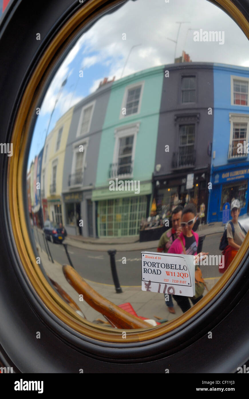 Les touristes reflétée dans un miroir antique à vendre à Portobello road. Banque D'Images