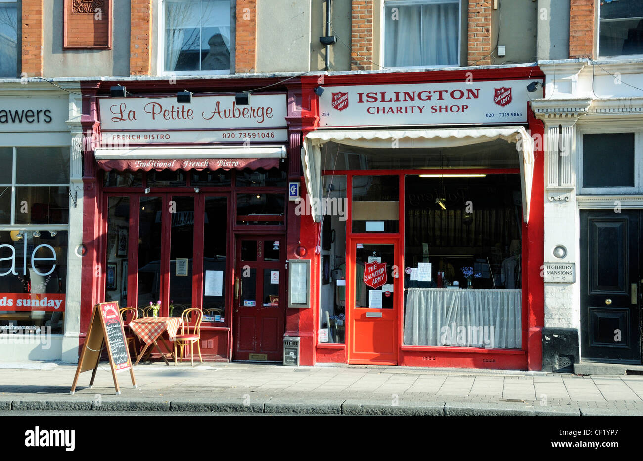 L'Armée du Salut d'Islington (Magasin de charité près de la Petite Auberge, Upper Street, London England UK Banque D'Images