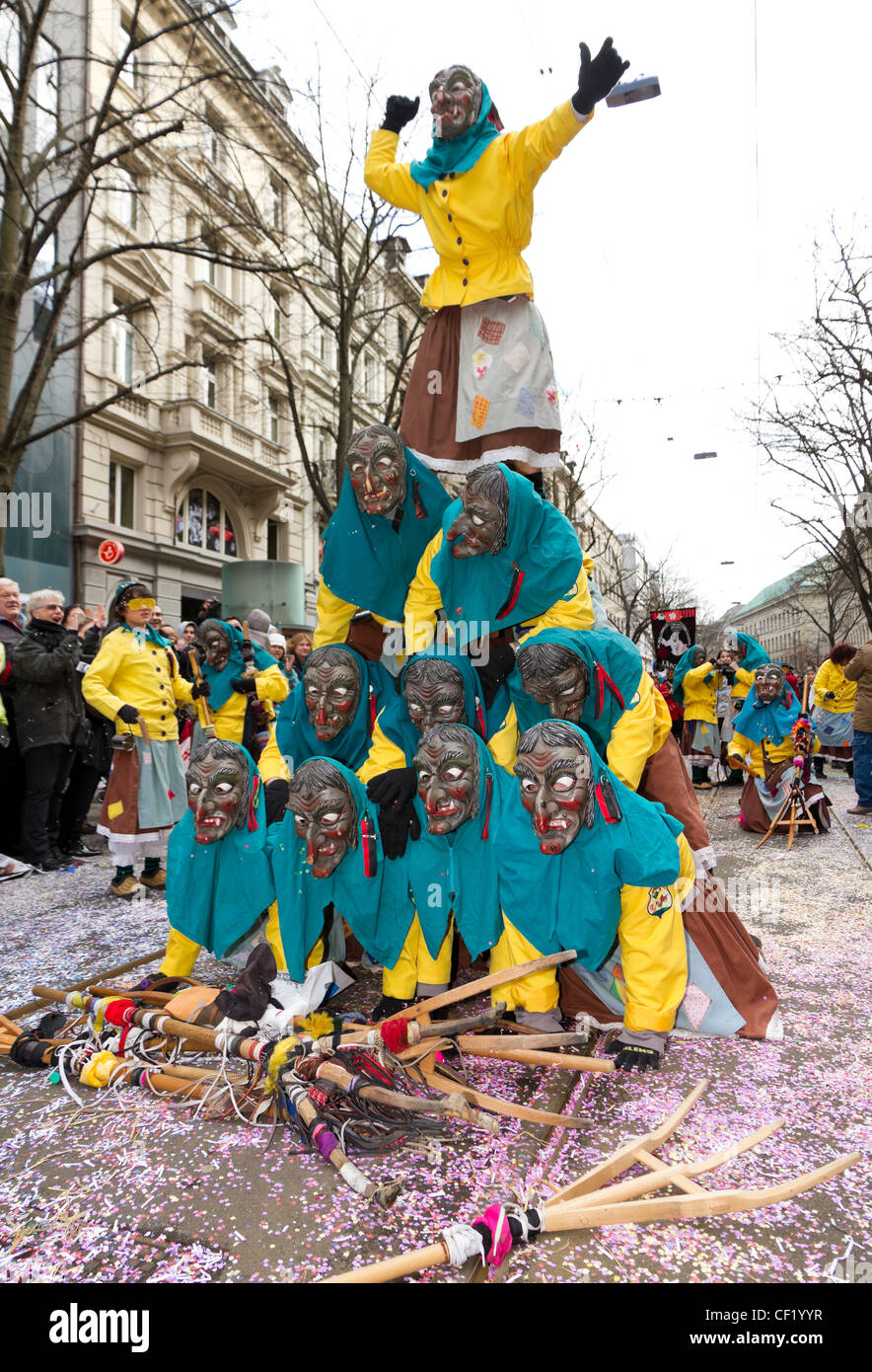 Les participants en costumes effectuez une procession rue de ZueriCarneval Carnaval 26 février 2012 à Zurich, Suisse. Banque D'Images