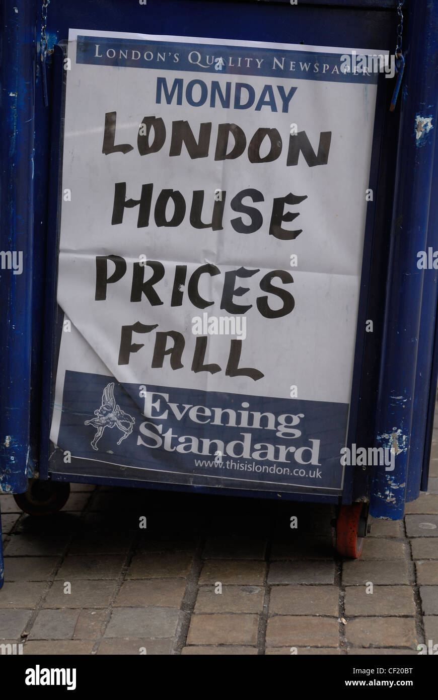 Un journal pour la thésaurisation London Evening Standard. Banque D'Images