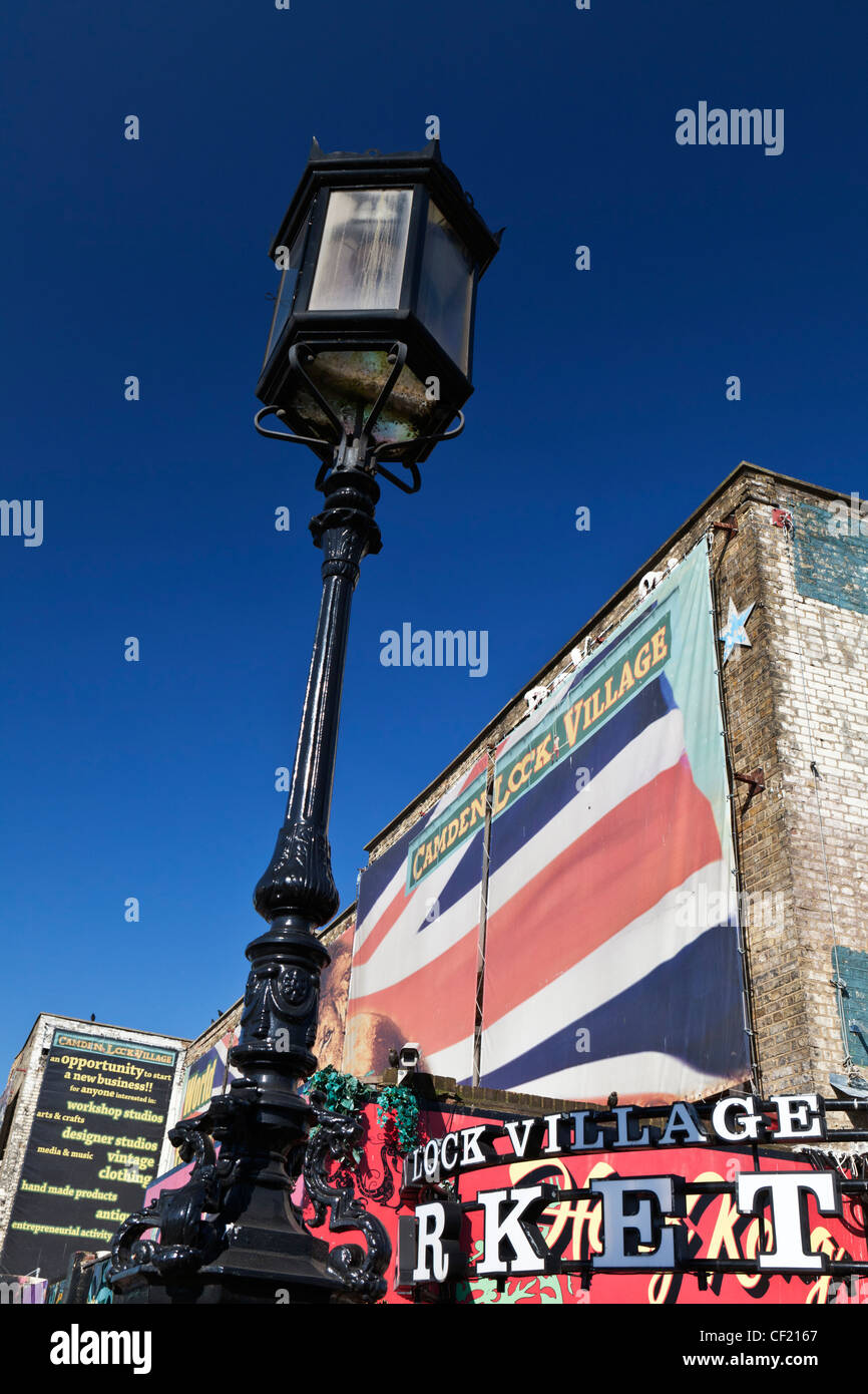 Une lampe de rue à l'extérieur de l'entrée de Camden Lock Village Market. Banque D'Images