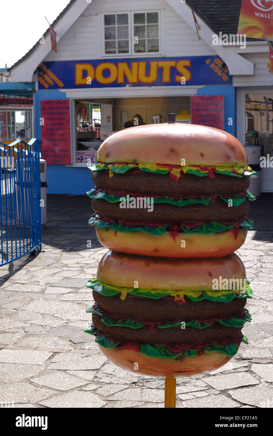 Un cheeseburger géant à l'extérieur d'un kiosque de restauration rapide dans la région de Hastings. Banque D'Images