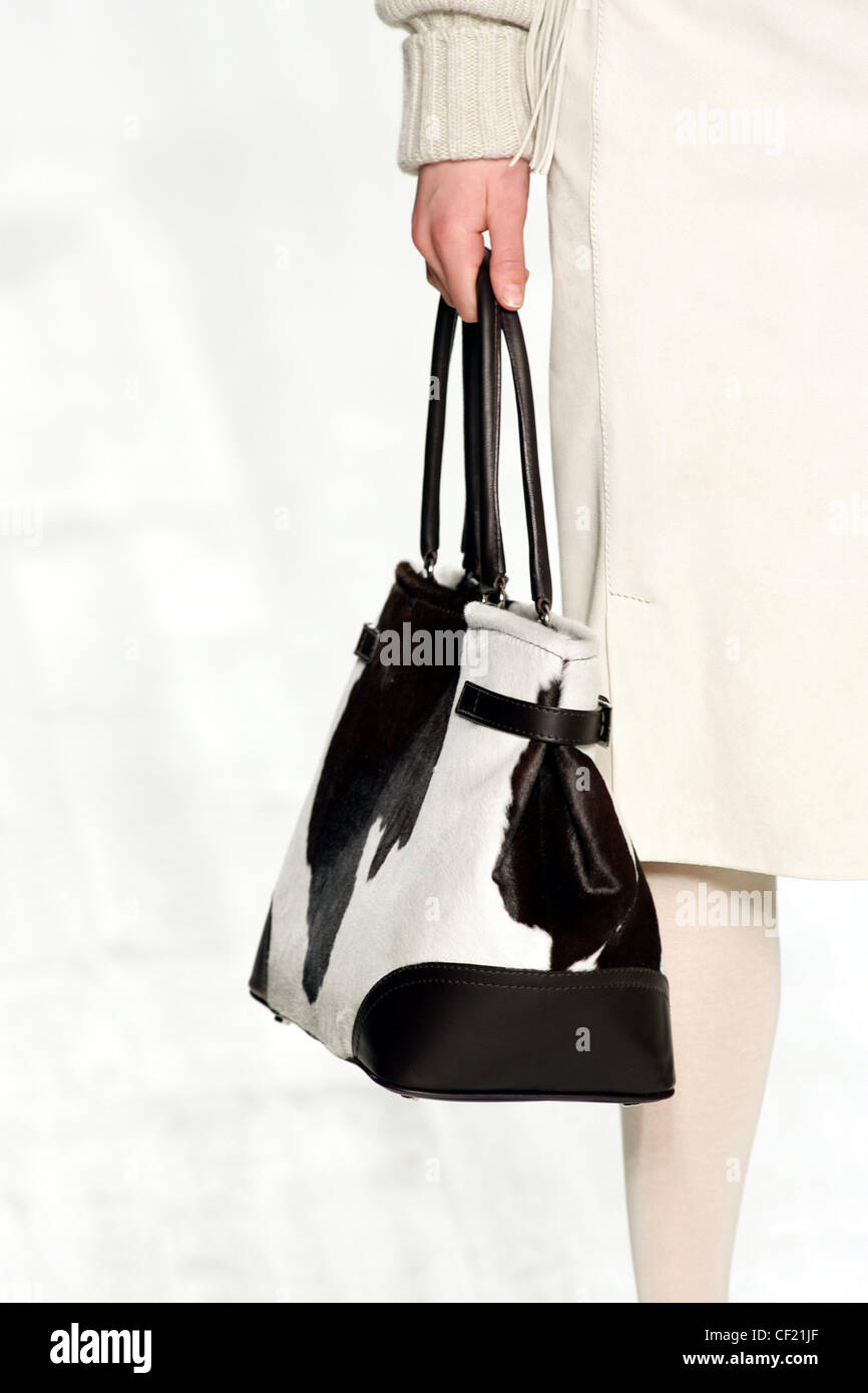 Max Mara Milan Prêt à Porter Automne Hiver Vache noir et blanc sac à main  d'impression Photo Stock - Alamy