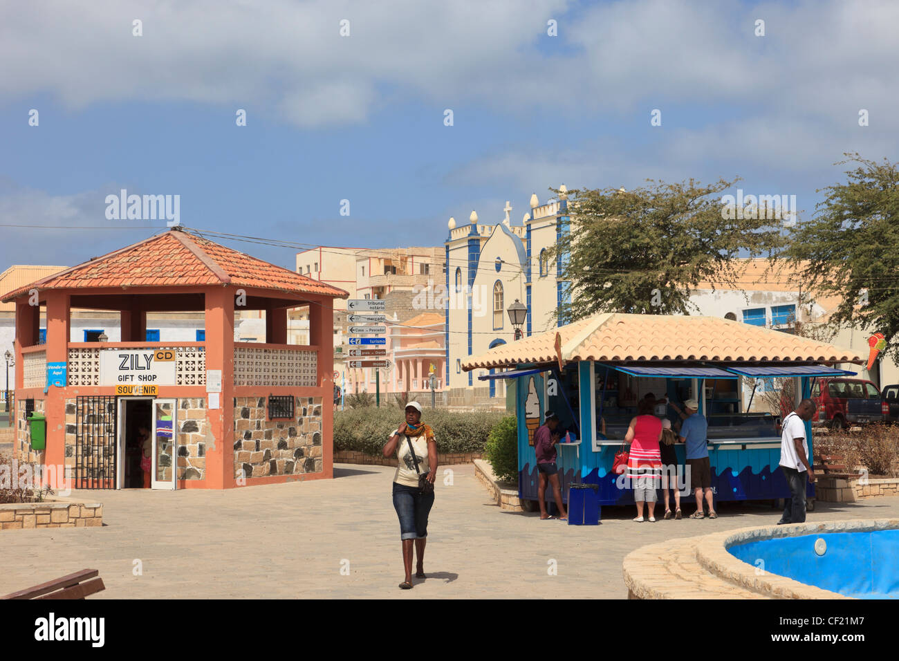 Boutique de cadeaux et un salon de crème glacée à la place principale de la ville de Sal Rei, Boa Vista, Cap Vert Banque D'Images