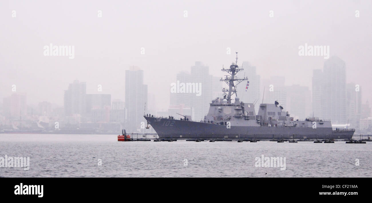 SAN DIEGO (février 24, 2012) le destroyer à missiles guidés USS Sampson (DDG 102) transite dans la baie de San Diego. Sampson part pour un déploiement indépendant de six mois dans la région du Pacifique occidental et les zones de responsabilité du Commandement central des États-Unis. Banque D'Images