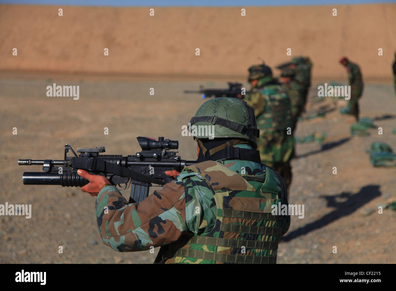 Les commandos de l’Armée nationale afghane du 3e Commando Kandak participent à l’entraînement d’armes dans un aire de répartition du district de Kandahar, province de Kandahar, en Afghanistan, le 25 février. Les commandos, en partenariat avec les forces spéciales de la coalition, pratiquent la sécurité des armes et la stratégie de tir des fusils pour être mieux préparés à défendre le peuple afghan. Banque D'Images