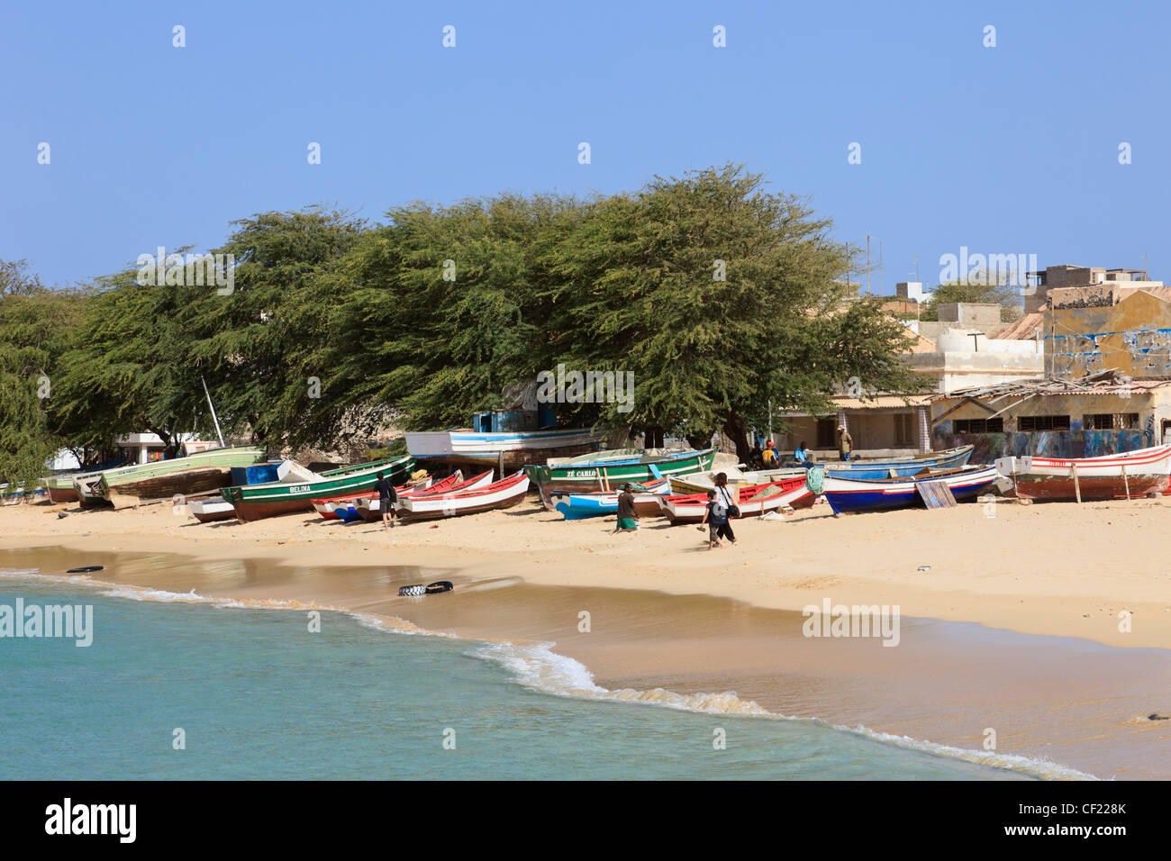 Sal Rei, Boa Vista, Cap Vert. Les petits bateaux de pêche sur la plage de Praia de Diante par le vieux port Banque D'Images