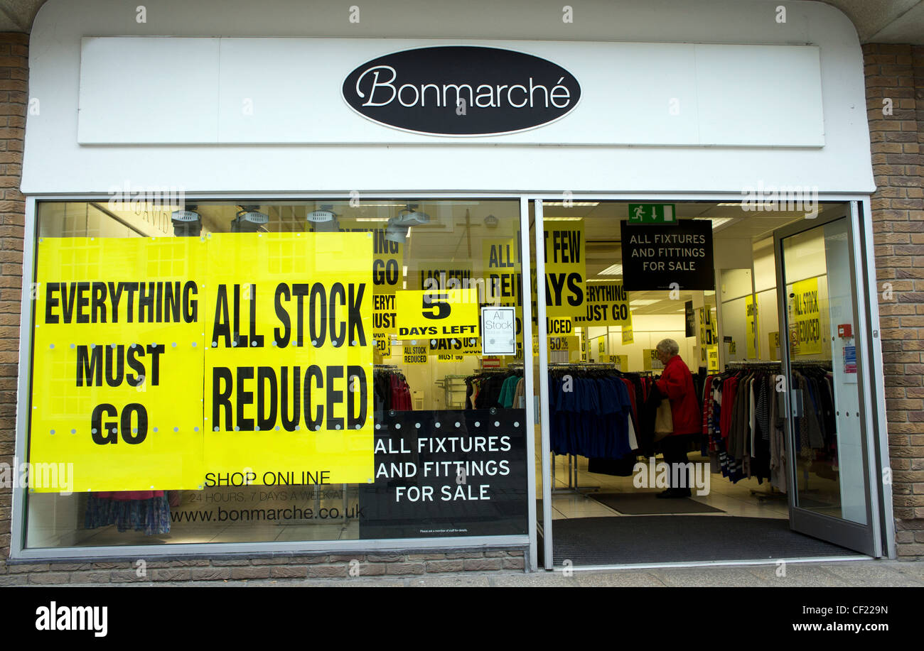 La fermeture d'un magasin avec Bonmarche vente panneaux dans la fenêtre, UK Banque D'Images