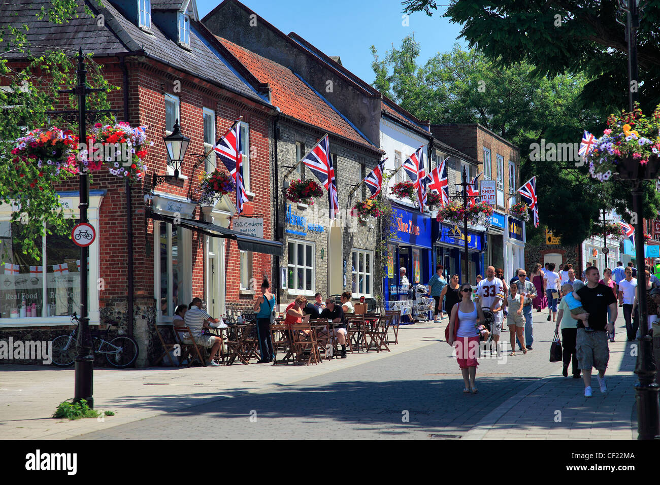 Une scène de rue dans la ville de Thetford, Norfolk, Angleterre, Grande-Bretagne, Royaume-Uni Banque D'Images