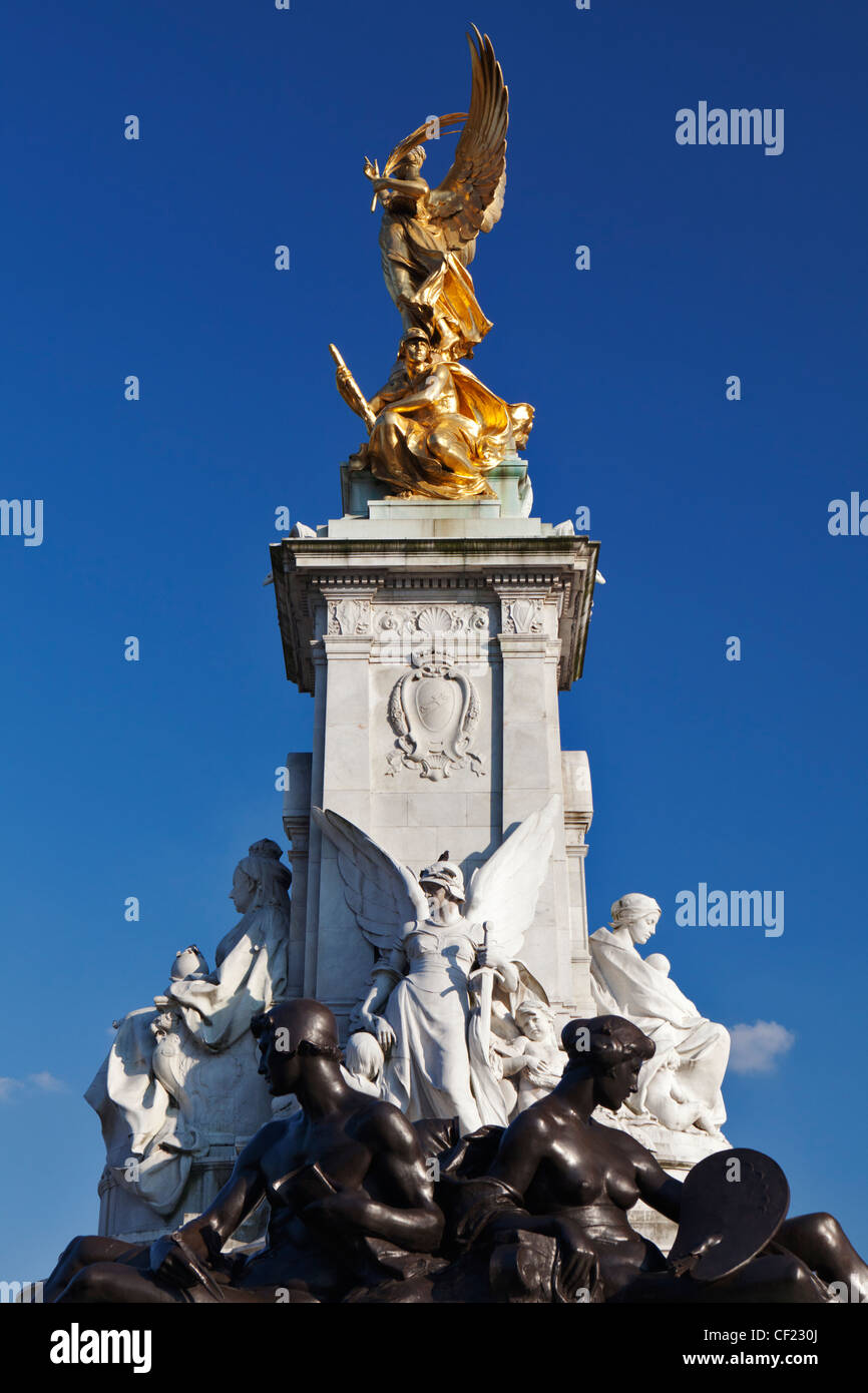 Sculpture en bronze représentant l'art et de la science sous la figure dorée de la victoire par Sir Thomas Brock sur le Queen Victoria Mem Banque D'Images