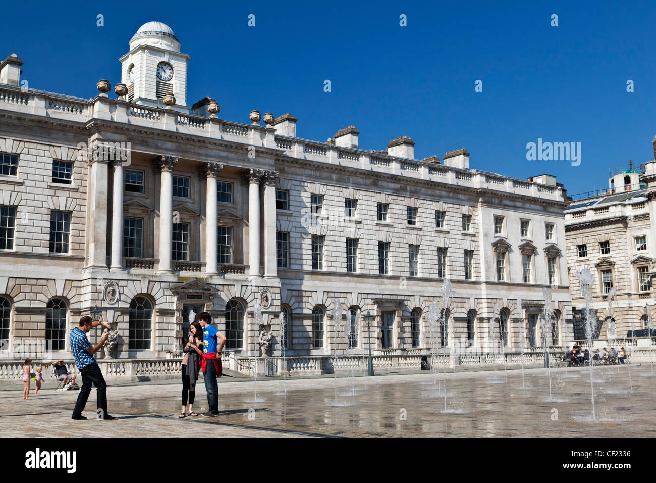 Un couple d'avoir leur photo prise dans la cour Fontaine Edmond J. Safra de Somerset House. Banque D'Images