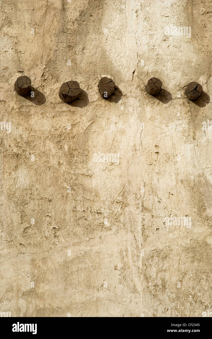 Old weathered wall avec saillie poutrelles Banque D'Images