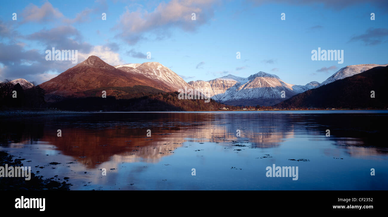 Le Pap of Glencoe et Bidean nam Bian vue sur le Loch Leven, Lochaber, Highland, Scotland, UK. Banque D'Images