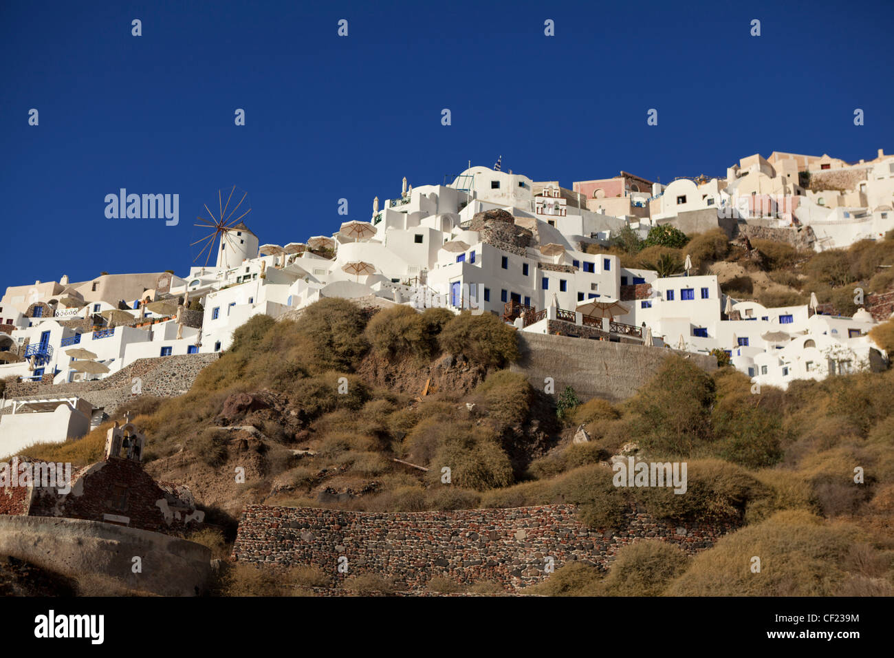 Vue à la recherche vers le village grec traditionnel d''Oia perché sur les falaises au-dessus de la Caldera de Santorin Banque D'Images
