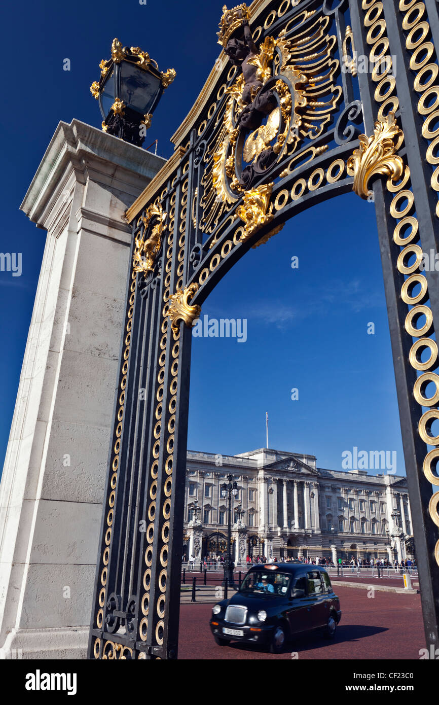 Un black taxi Londres voyager passé le Palais de Buckingham. Banque D'Images