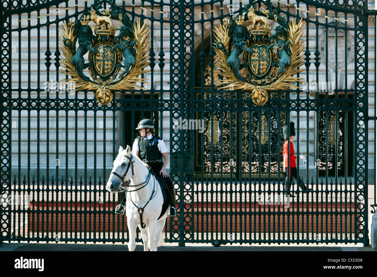 Monté sur un agent de police et un imprimeur de la garde à l'extérieur de Buckingham Palace. Banque D'Images
