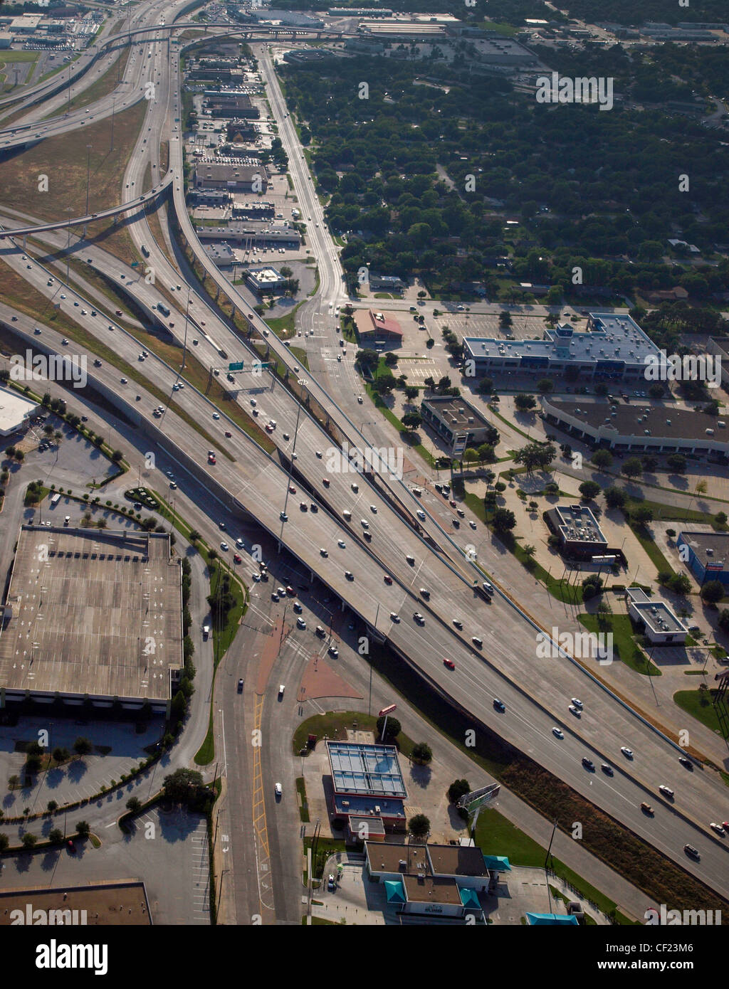 Nord-est du comté de Tarrant banlieusards se rendre au travail ou trouver des magasins de la conduite sur l'autoroute. Banque D'Images
