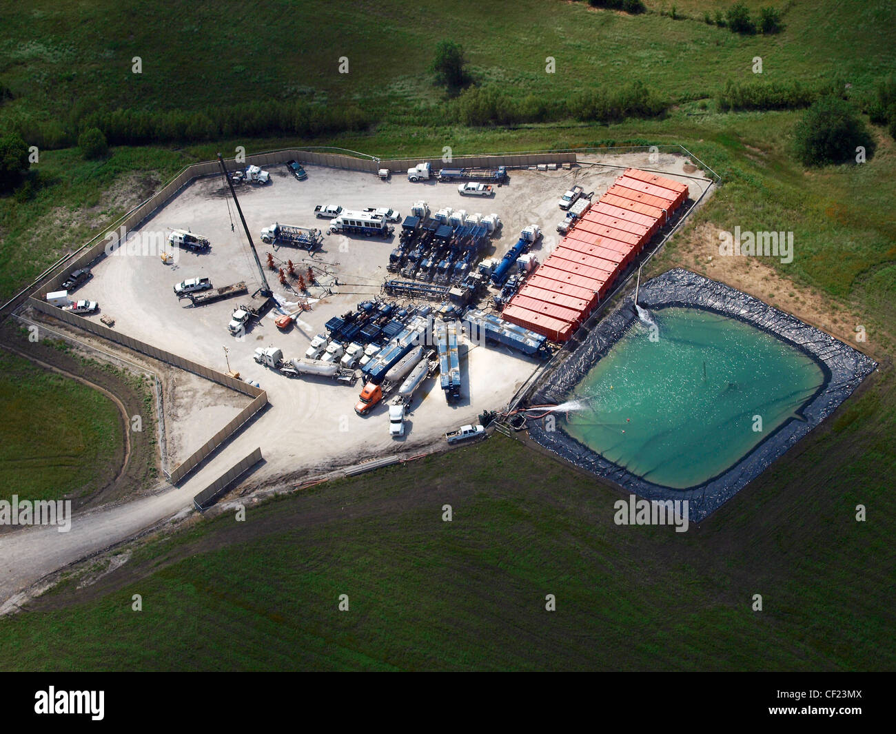 Forage de puits multiples emplacement obtient la fracturation haute pression du comté de Tarrant, Texas, États-Unis Banque D'Images