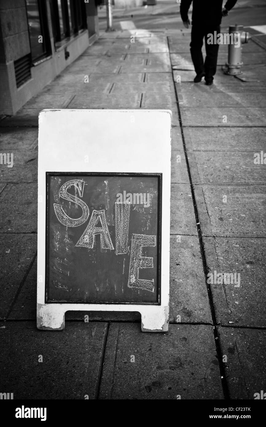 Boutique noir et blanc sale Sign dans la rue Banque D'Images
