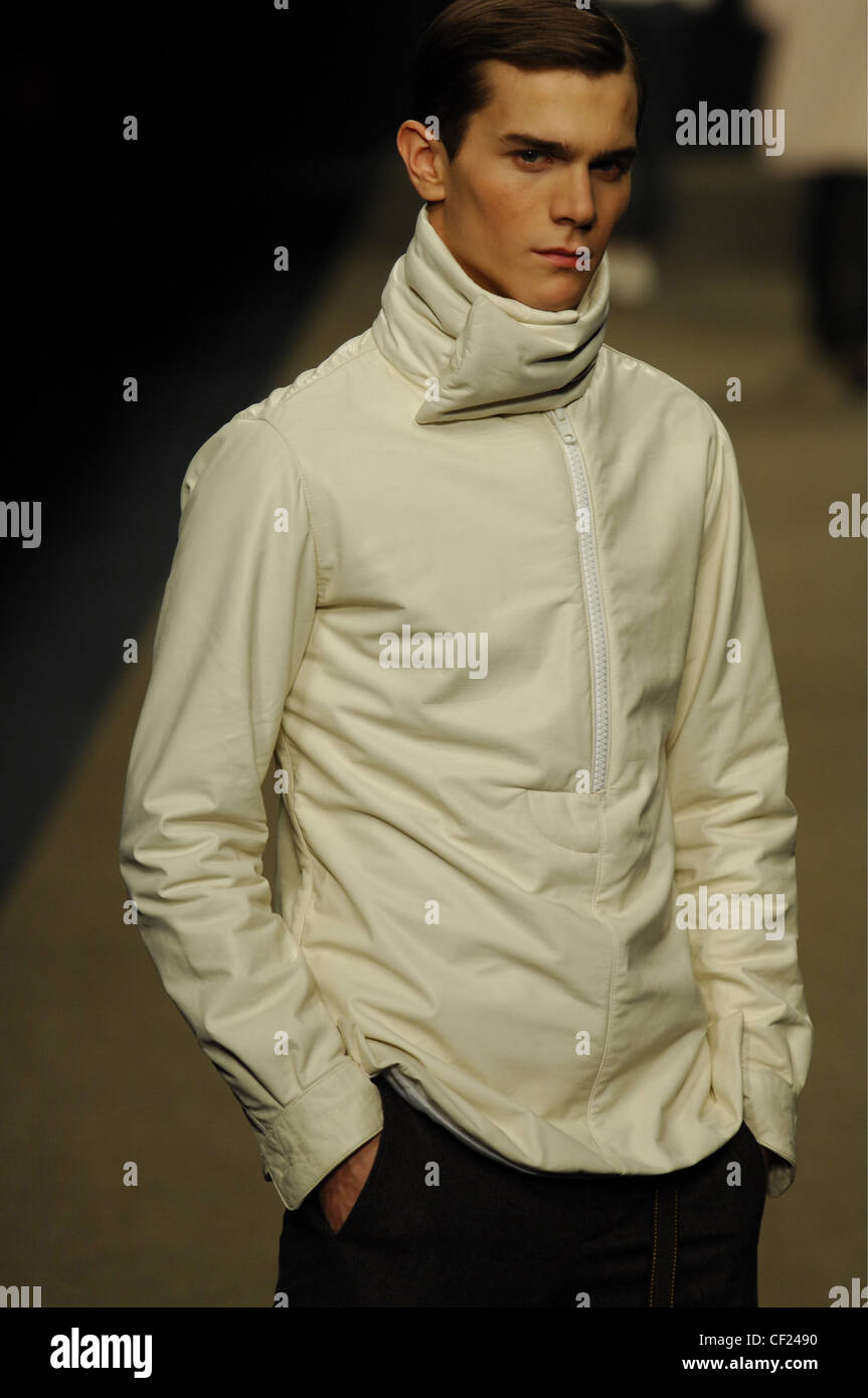 Fendi Milan collection Prêt à Porter Automne Hiver Homme model wearing  nylon beige zip up veste col montant, puffy et noir Photo Stock - Alamy