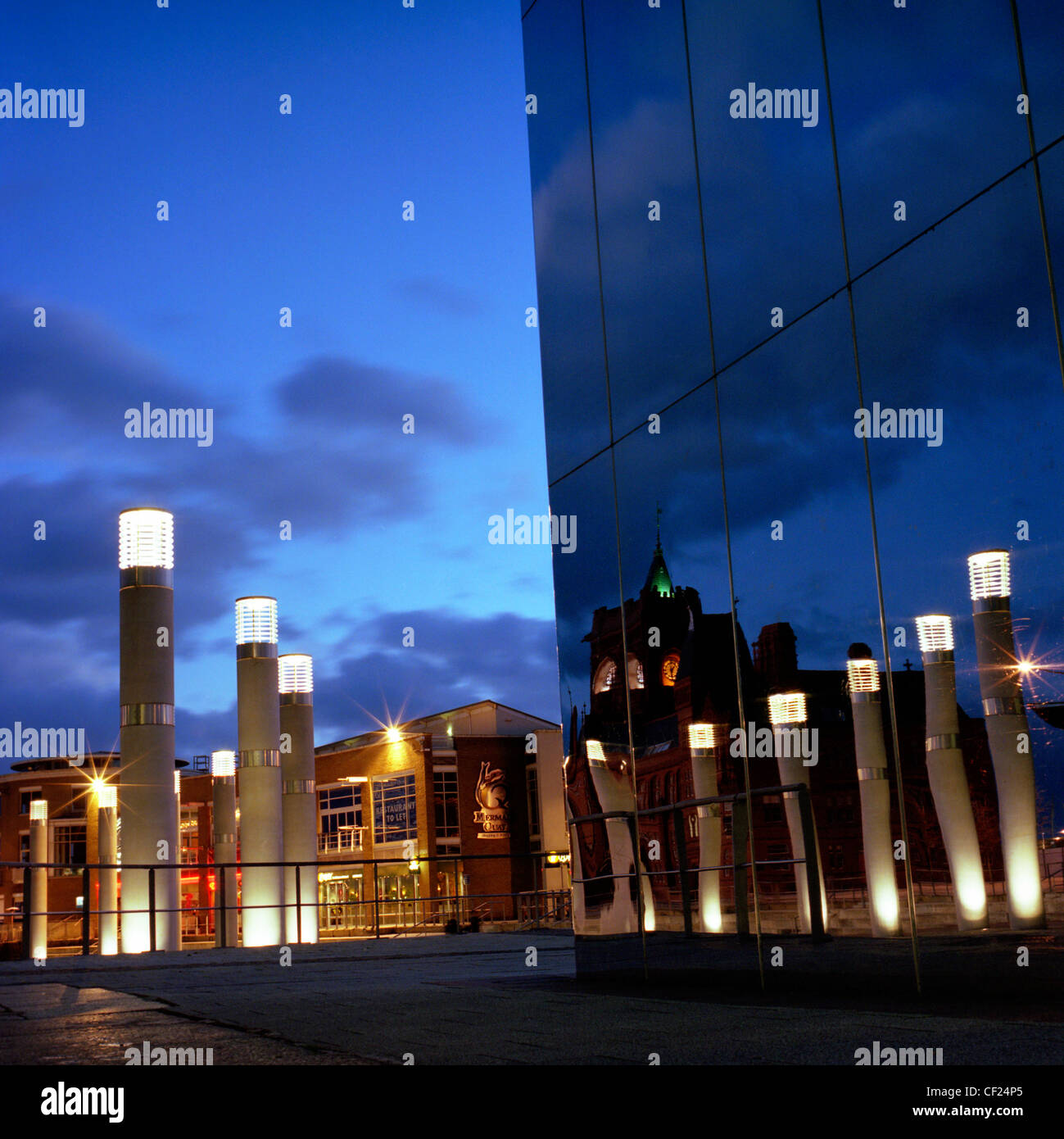 La tour de miroir en face de la Wales Millennium Centre avec des lumières reflétées. Ouvert en 2004, c'est un centre pour la réaliser Banque D'Images