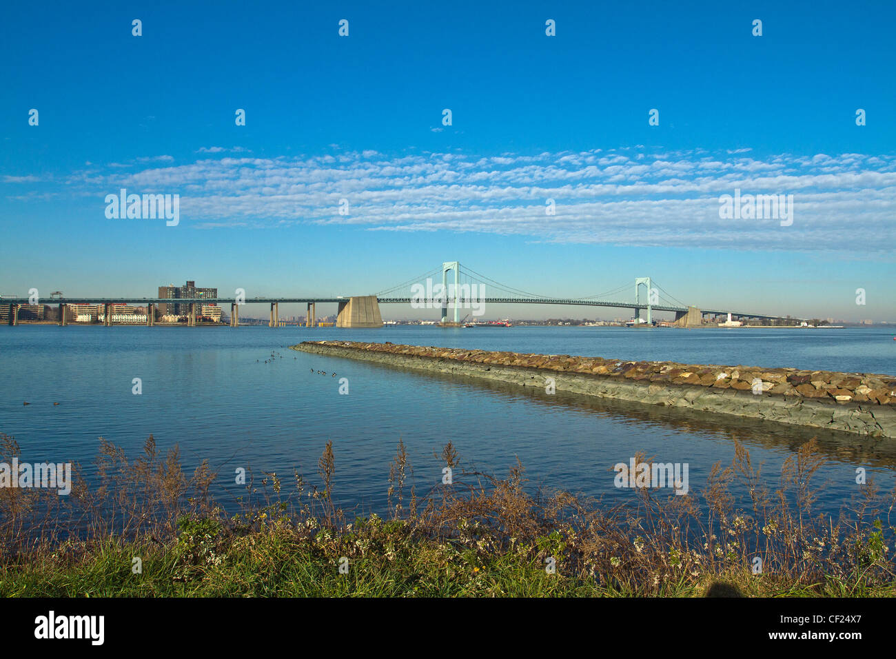 Le throgs neck bridge reliant deux quartiers de New York City, Queens et le Bronx. Banque D'Images