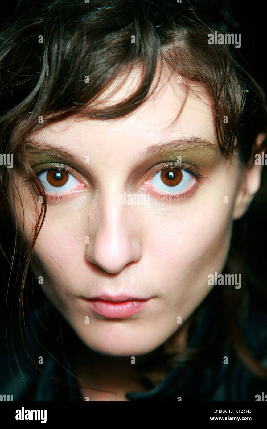 National Costume Backstage Paris Automne Hiver Cheveux Brune Ondule Modele Les Grands Yeux Bruns Vetu De Brun Et Vert Olive Fonce Photo Stock Alamy