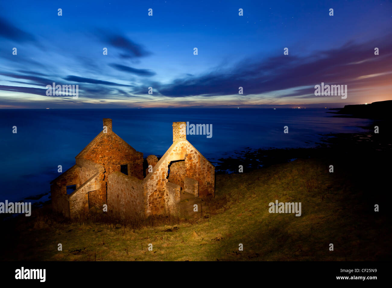 Un matin tôt de droit d'un bâtiment en ruine, connu localement comme le 'Salmon bothy' sur la côte le Berwickshire. Banque D'Images