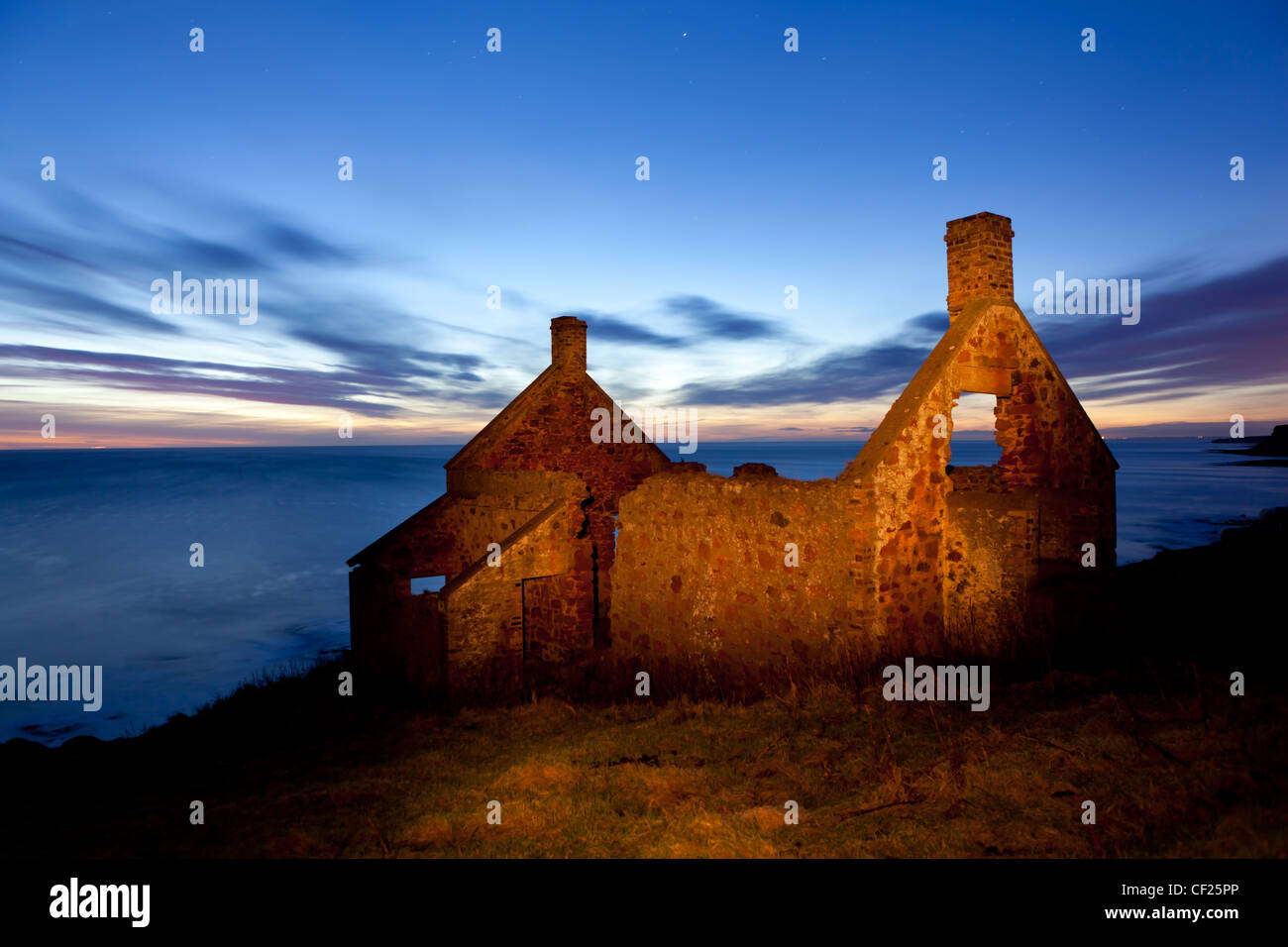 Un matin tôt de droit d'un bâtiment en ruine, connu localement comme le 'Salmon bothy' sur la côte le Berwickshire. Banque D'Images