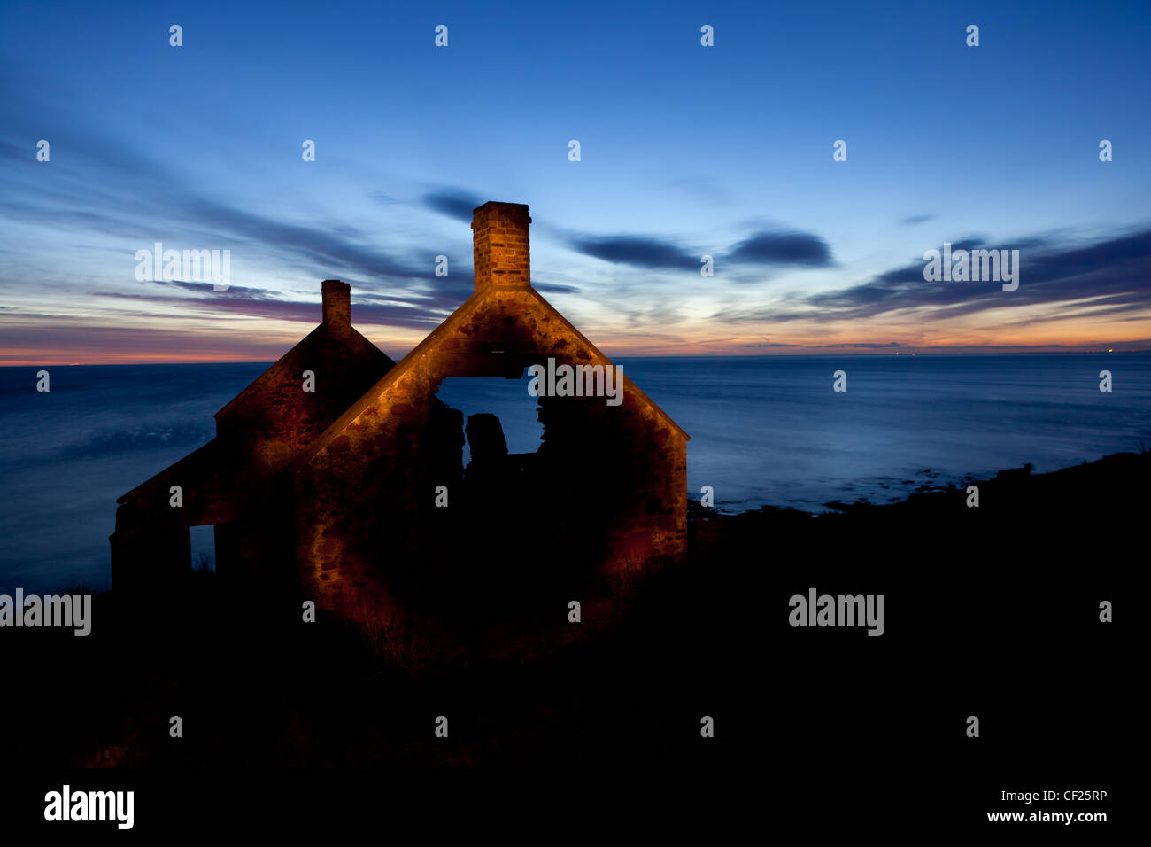 Un matin tôt de droit d'un bâtiment en ruine, connu localement comme le 'Salmon bothy' sur la côte le Berwickshire. Banque D'Images