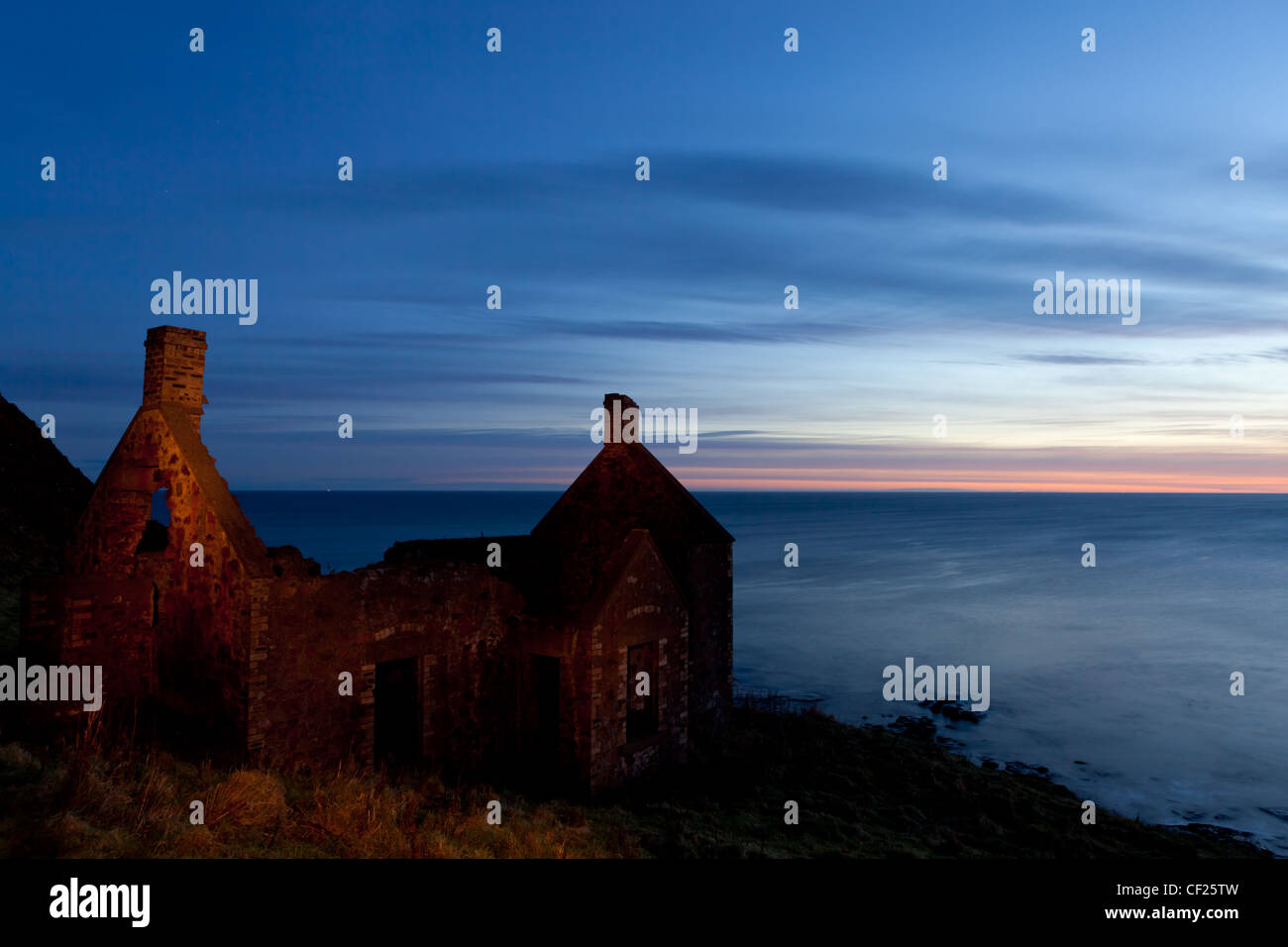 Un matin tôt de droit d'un bâtiment en ruine, connu localement comme le 'Salmon bothy' sur la côte le Berwickshire. Banque D'Images