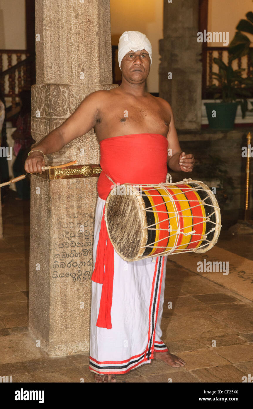 L'intérieur du tambour traditionnel Temple Sacré de la Dent sacrée (Dalada Maligawa) dans la région de Kandy, Sri Lanka Banque D'Images