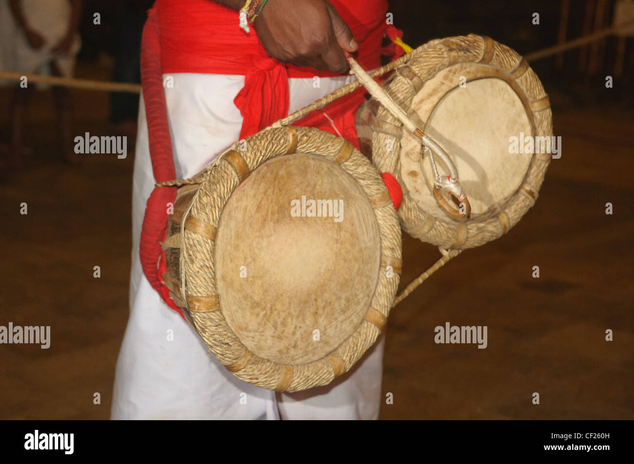 Tambour traditionnel utilisé à l'intérieur du temple sacré de la relique de la Dent à Kandy, Sri Lanka Banque D'Images