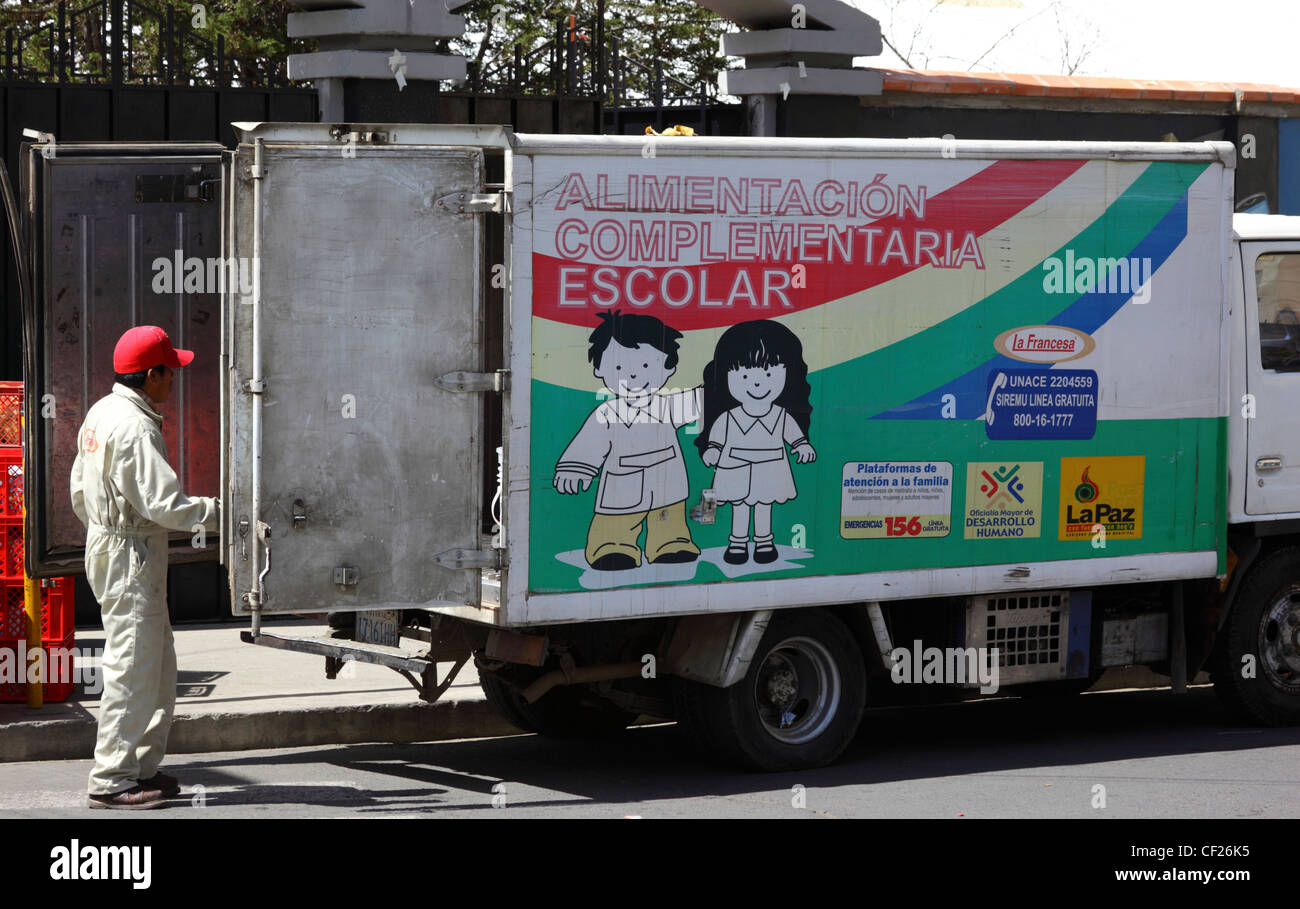 Offrant le petit déjeuner gratuit à une école, une partie d'une campagne gouvernementale pour réduire le nombre d'enfants sous-alimentés, La Paz, Bolivie Banque D'Images