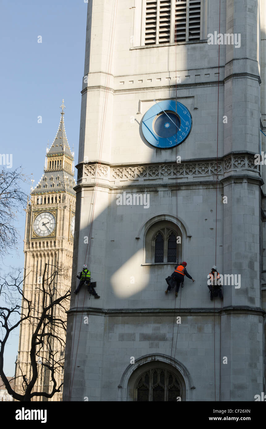 Trois travailleurs n'réparation de maçonnerie St Margaret's Church Westminster , St Stephen's Tower 'Big Ben' sur le côté gauche , Westminster, London UK Banque D'Images