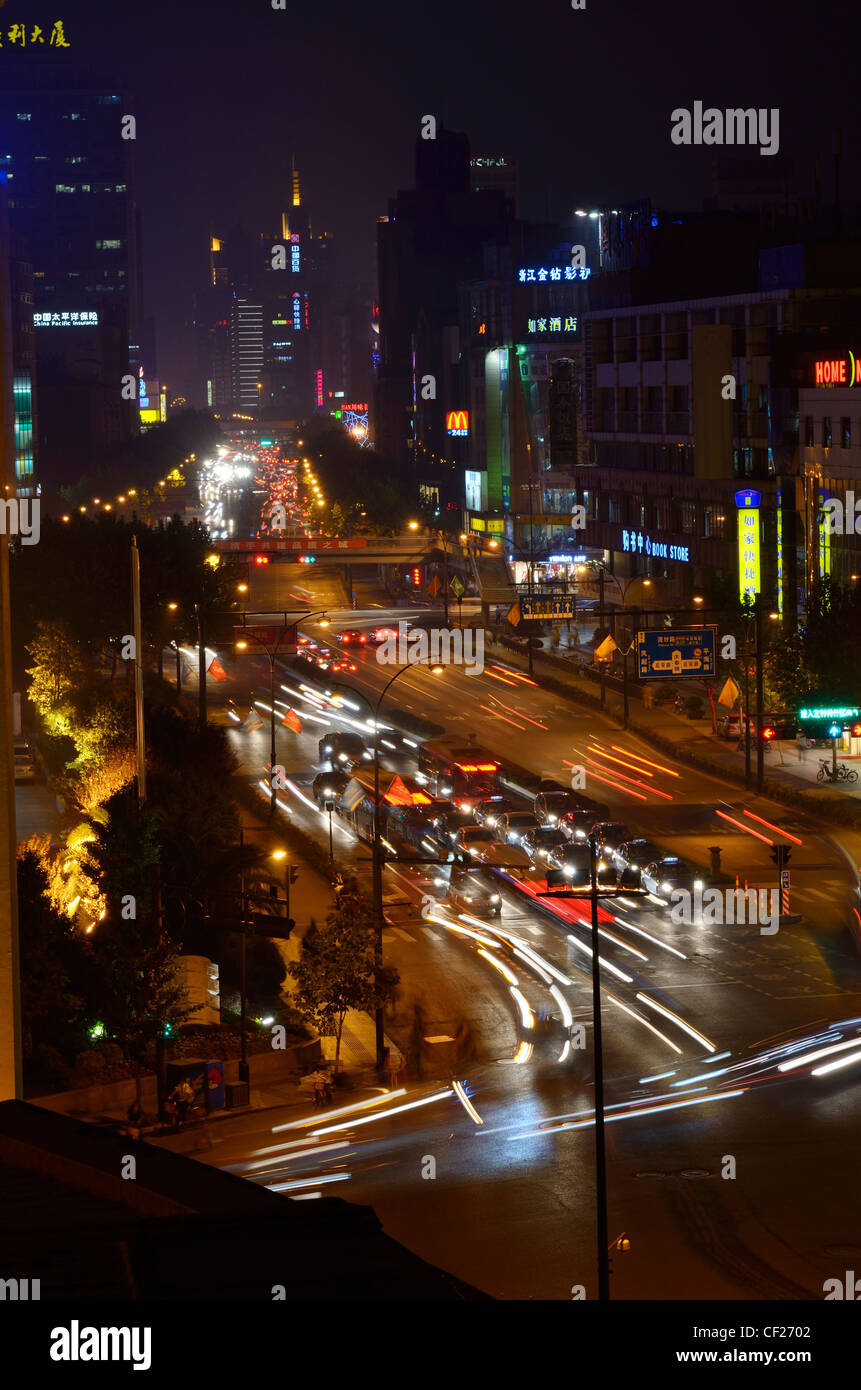 Vue de nuit sur la route de Qingchung Wanghu hotel Hangzhou en République populaire de Chine Banque D'Images