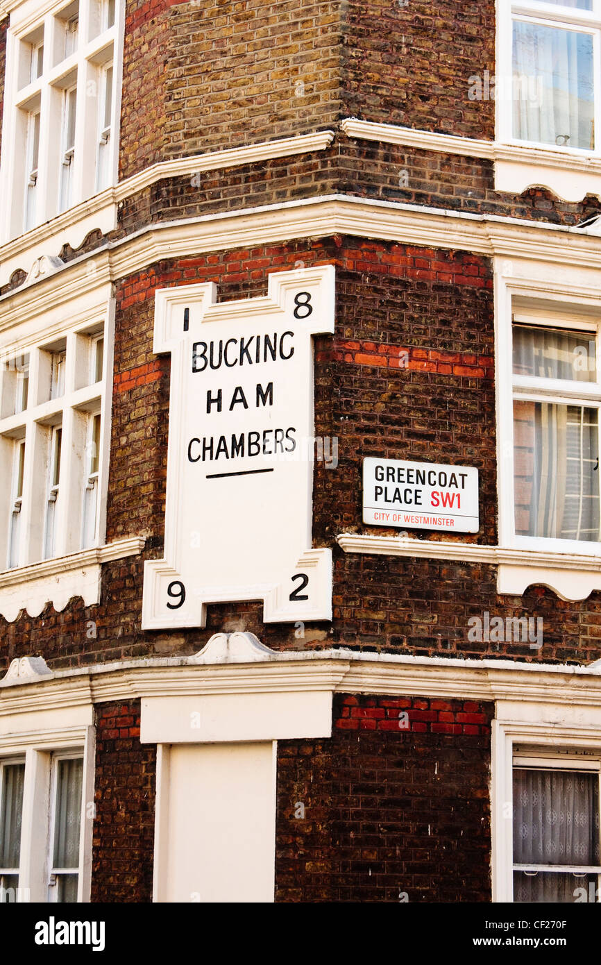 Une plaque à l'angle de Buckingham Chambers, Greencoat Place, London, UK. Banque D'Images