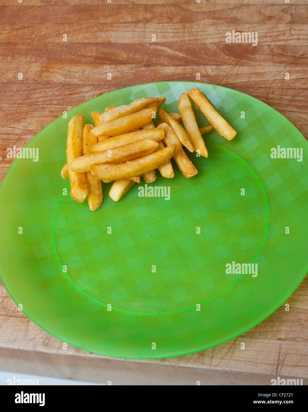Nuggets de poulet et frites sur la vaisselle en plastique Banque D'Images