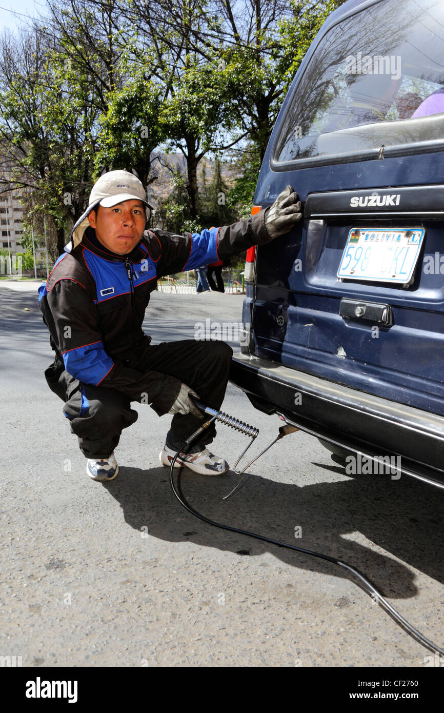 Un mécanicien teste les émissions d'échappement d'un minibus pendant la semaine de l'air pur (une campagne visant à réduire la pollution atmosphérique), la Paz, Bolivie Banque D'Images