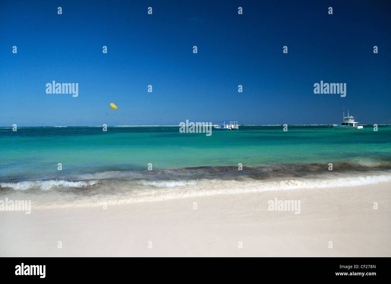 Mer des Caraïbes avec des yachts, littoral Banque D'Images