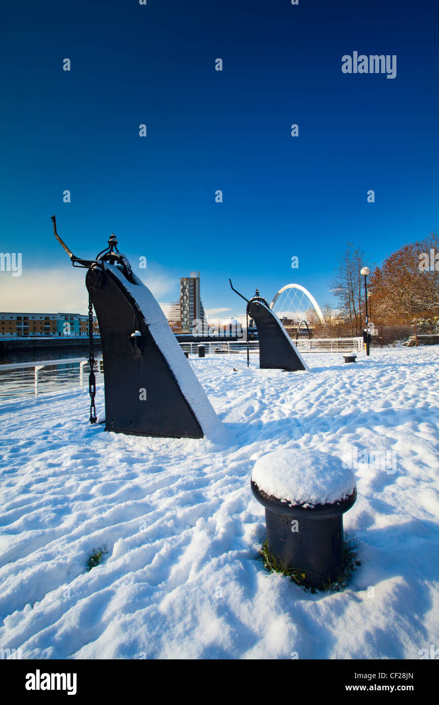 Vue sur le réaménagement de Quayside Clyde salon recouvert de neige vers Glasgow Clyde Arc, plus communément connu sous le nom de la S Banque D'Images