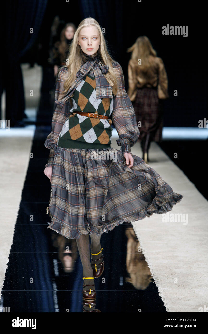 D&G Prêt à Porter Automne Hiver Style Granny : modèle russe Polina Kouklina Argyle portant sur col en V robe à carreaux cravate flottant Banque D'Images