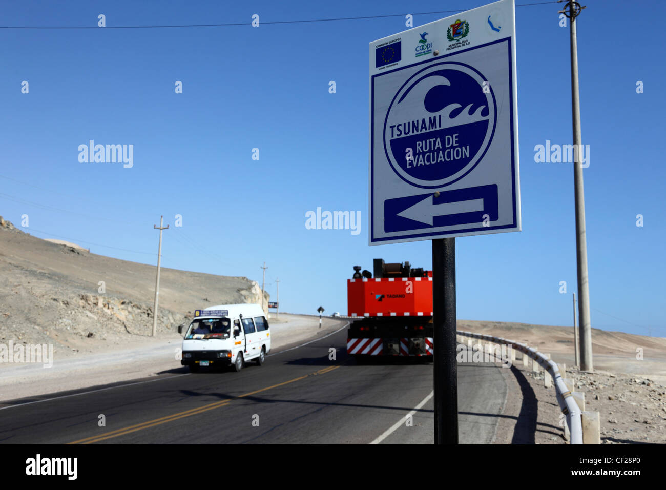 Parcours d'évacuation Tsunami signer dans la langue espagnole sur la route près de bit , Pérou Banque D'Images